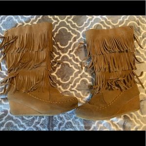 Size 1 girls fringe boot!